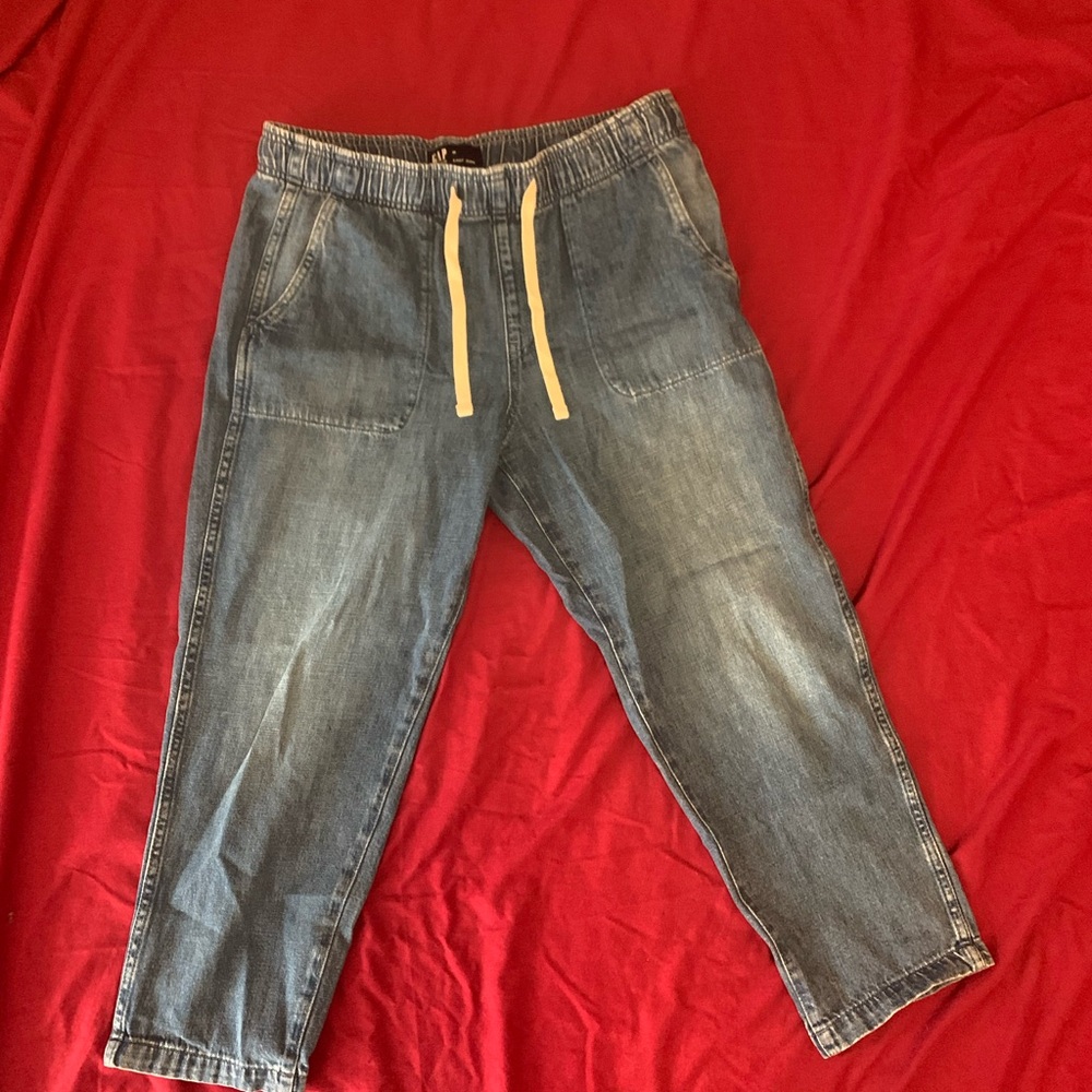 Woman’s medium GAP easy fit Capri